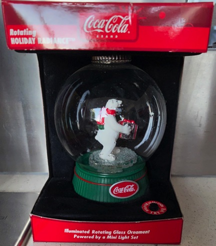 45200-1 € 20,00 coca cola glazen ornament ijsbeer met kadootjes.jpeg